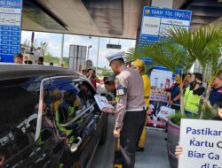 *Polantas Menyapa, PJR Riau & Hutama Karya Bagikan Souvenir di Tol Pekanbaru–Dumai*  PEKANBARU – Unit Patroli Jalan Raya