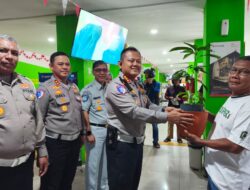 *Polantas Menyapa: Dirlantas Polda Riau Bersama Tim Pembina Samsat Bagikan Helm dan Bibit Pohon kepada Wajib Pajak*