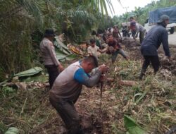 Gotong Royong Polsek Batang Tuaka dan Masyarakat Mengantisipasi Bencana Alam.