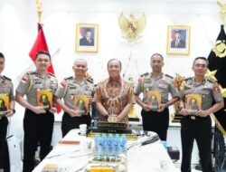 Lewat Buku, Wakapolri Titipkan Misi Pemberantasan TPPA–PPO pada 5 Calon Atase dan Staf Teknis Polri