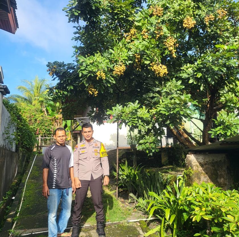 ​Sisi Humanis Bhabinkamtibmas Sekip, Jaga Kamtibmas Sembari Dukung Petani Buah Lokal