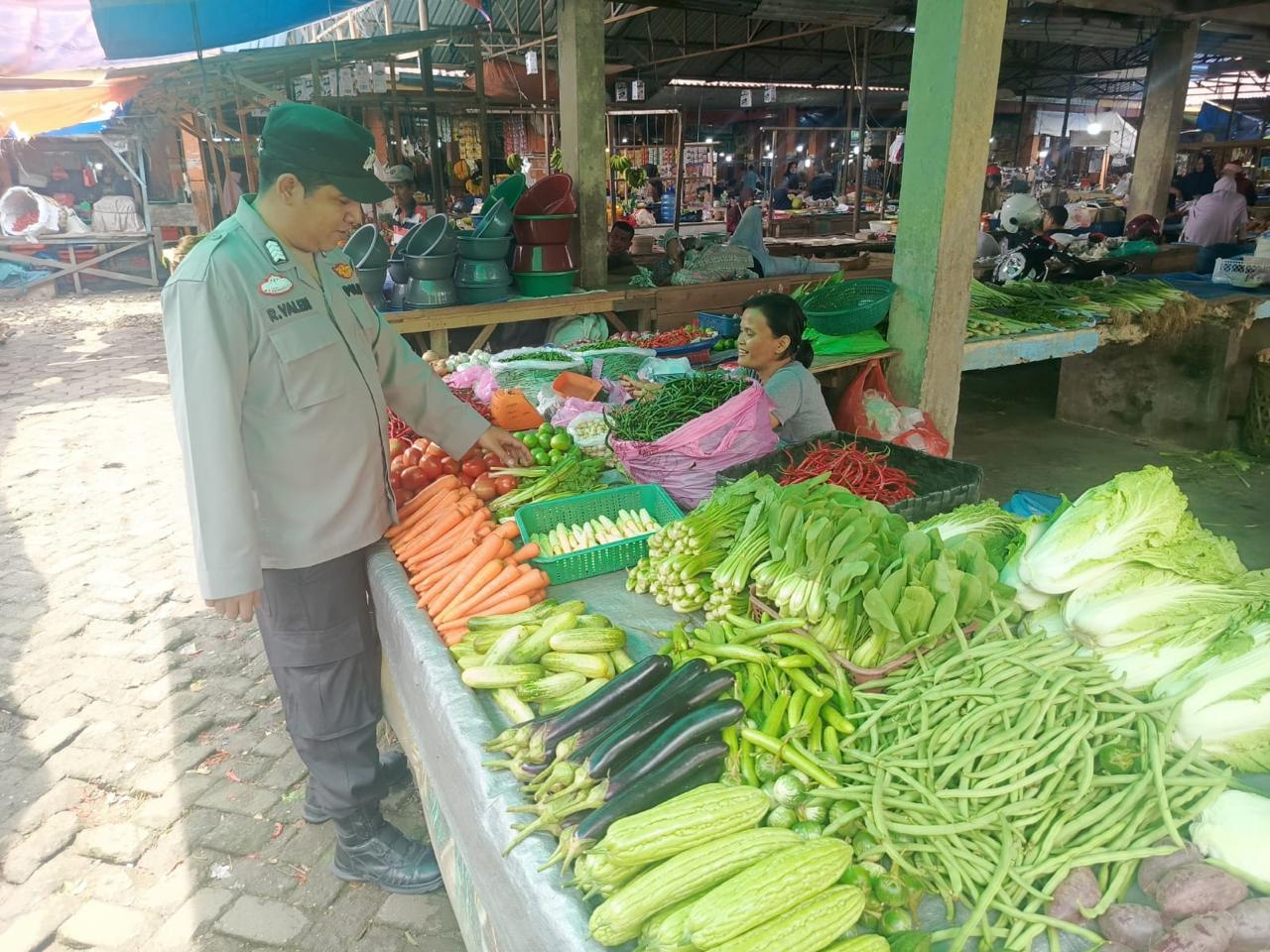Kawal Stabilitas Pangan, Personel Polsek Limapuluh Monitoring Harga Sembako di Pasar Limapuluh