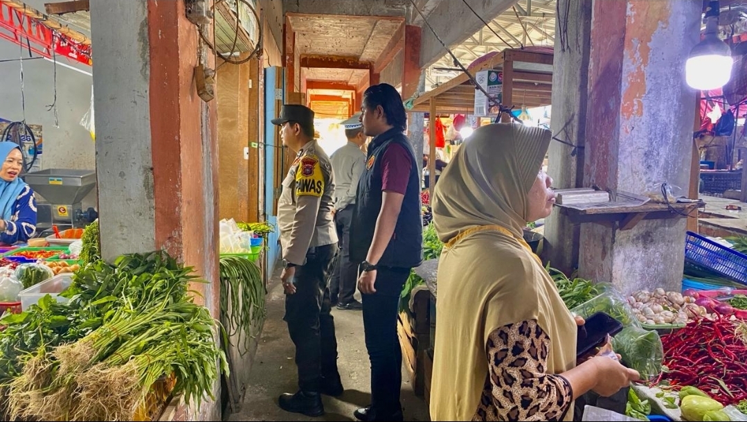 Polsek Limapuluh Monitoring Pasar Sail: Stok Sembako Cukup, Harga Minyak Goreng Bergerak Naik